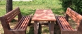 d) Záhradný nábytok 1 stôl a 2 lavičky